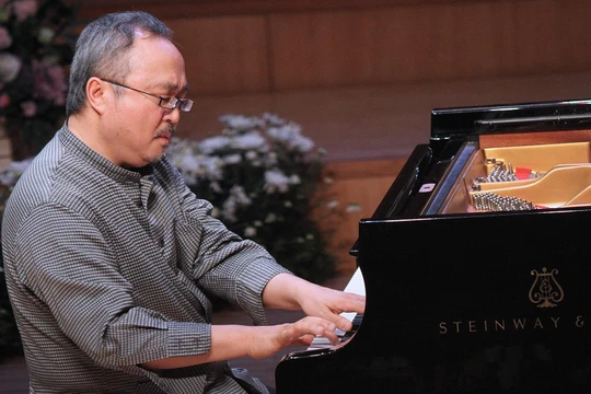 NSND Đặng Thái Sơn trong lần biểu diễn mừng mẹ tròn 100 tuổi tại Hà Nội (hồi năm 2017) - Ảnh do NSND Đặng Thái Sơn cung cấp