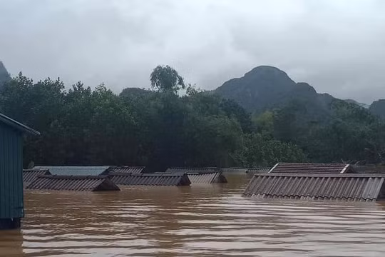 Lũ dâng cao qua khỏi mái nhà thông thường 