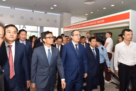 Phó Thủ tướng Vũ Đức Đam; Bộ trưởng Bộ Văn hóa, Thể thao và Du lịch Nguyễn Ngọc Thiện, Bí thư Thành ủy TP.HCM Nguyễn Thiện Nhân cùng lãnh đạo Sở Du lịch của 14 tỉnh thành phía Nam dự Ngày hội Du lịch TP.HCM 2019