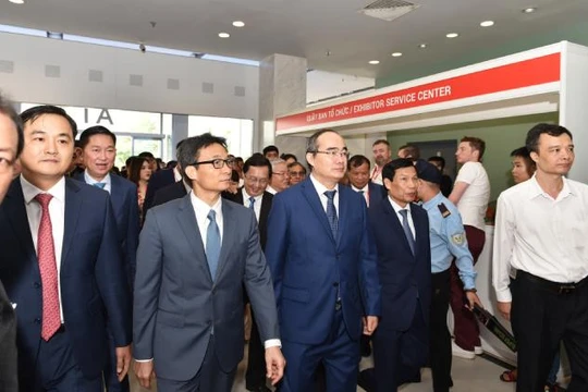 Phó Thủ tướng Vũ Đức Đam; Bộ trưởng Bộ Văn hóa, Thể thao và Du lịch Nguyễn Ngọc Thiện, Bí thư Thành ủy TP.HCM Nguyễn Thiện Nhân cùng lãnh đạo Sở Du lịch của 14 tỉnh thành phía Nam dự Ngày hội Du lịch TP.HCM 2019