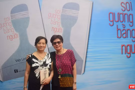 Nhà văn Dạ Ngân đến chúc mừng đạo diễn Việt Linh 