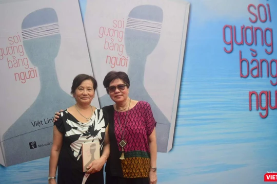 Nhà văn Dạ Ngân đến chúc mừng đạo diễn Việt Linh 