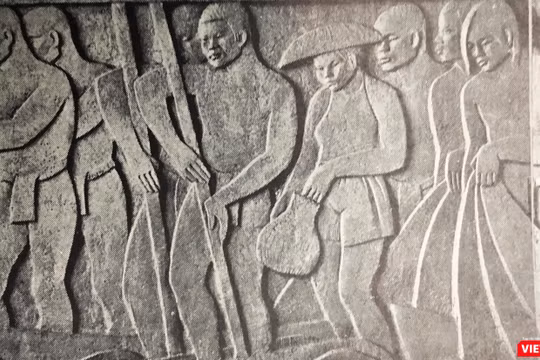 Bức phù điêu giá trị cần được "giải cứu" - Ảnh chụp gần bức phù điêu (lưu trữ IHNA)