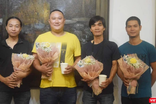 Bốn họa sĩ nhóm "Tứ Lập": Bùi Văn Tuất, Nguyễn Minh, Phạm Xuân Trung và Đặng Hữu tại buổi khai mạc triển lãm chiều tối 4/9 