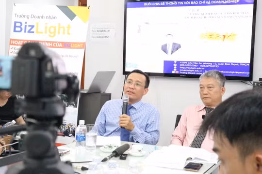 Ông Bùi Quang Tín – CEO trường doanh nhân BizLight (đang phát biểu) và ông Trần Thanh Hải, Chủ tịch HĐQT công ty CP Đầu tư kinh doanh Vàng Việt Nam