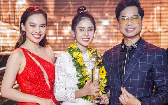 Phương Ý (giữa) cùng hai huấn luyện viên Ngọc Sơn và Giang Hồng Ngọc trong phút đăng quang