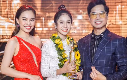 Phương Ý (giữa) cùng hai huấn luyện viên Ngọc Sơn và Giang Hồng Ngọc trong phút đăng quang