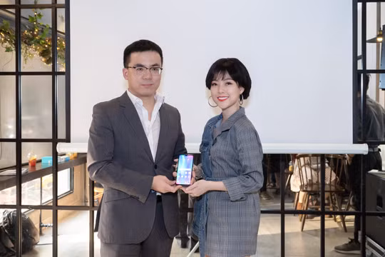 Ông Simon Xu, chủ tịch HONOR Vietnam và diễn viên Trần Hà Quỳnh Anh tại buổi lễ ra mắt Lite 10.