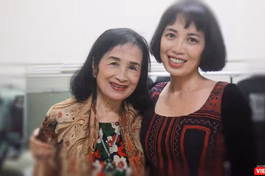 Diễn viên điện ảnh - NSND Trà Giang và con gái - nghệ sĩ piano Bích Trà trước buổi biểu diễn tối 26/5