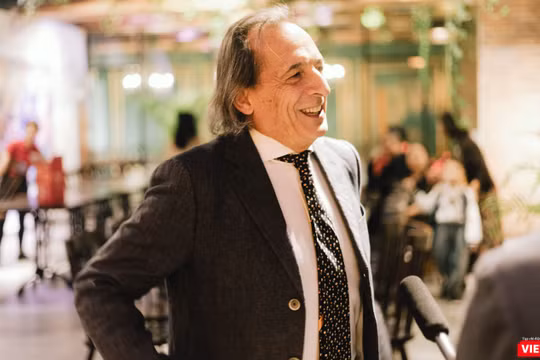 Bác sỹ Roberto De Castro đã từ Ý đến Việt Nam trong hành trình thiện nguyện suốt 10 năm qua