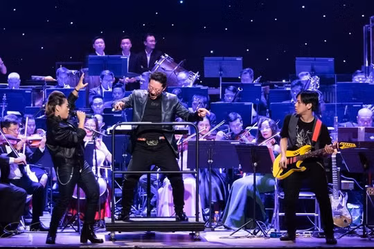Nhạc trưởng Lê Phi Phi và các ca sĩ hát rock trình diễn Rock Symphony cuốn hút khán giả 