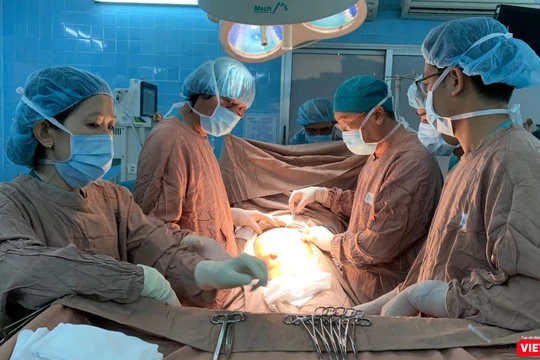 Các bác sĩ đã phẫu thuật thành công rút 40 lít nước và đưa khối bướu ra ngoài, cứu cô gái trẻ
