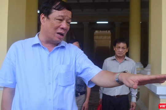 Doanh nhân Ngô Nhật Phương bên ngoài phiên tòa sơ thẩm lần 2