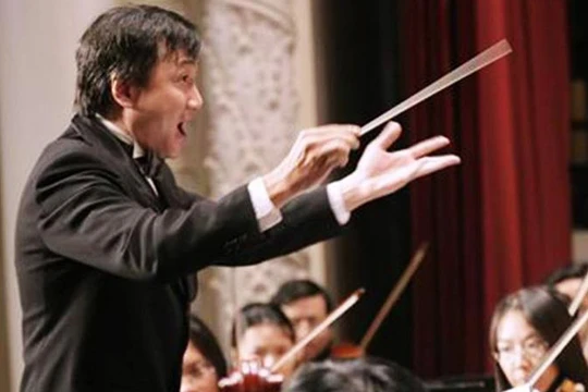 Nhạc trưởng, NSƯT Trần Vương Thạch trong một đêm diễn