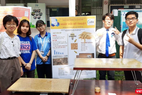 Nhóm 5 bạn trẻ (từ trái qua) Nguyễn Minh Tuệ, Nguyễn Thị Thanh Tuyền, Nguyễn Phúc Kiều Ly, Đoàn Ngọc Danh, Nguyễn Phan Quang Anh 