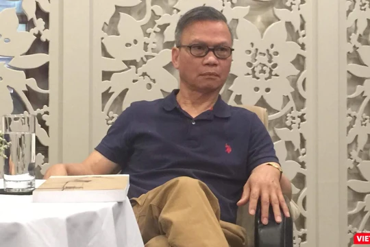 Nguyễn Hữu Liêm, tiến sĩ luật khoa, tiến sĩ triết học, hiện ông là giáo sư triết học tại San Jose City College, California.