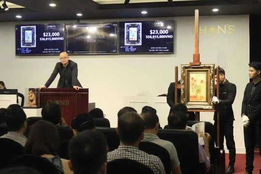 Tác phẩm “Sắc hoa” của danh họa Lê Phổ được bán với giá gõ búa là 27.000 USD (hơn 600 triệu đồng) trong phiên đấu tối 28/7