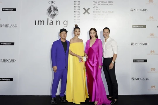 Thanh Hằng - Hà Hồ sóng đôi xuất hiện tại Triển lãm Nguyễn Công Trí