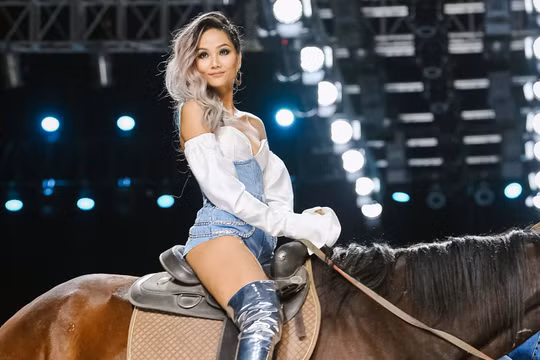 H'Hen Niê cưỡi ngựa lên sân khấu thời trang 