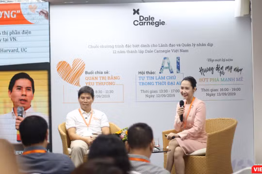 Cuộc đối thoại giữa ông Nguyễn Đức Tài – Chủ tịch HĐQT Thế giới di động và bà bà Nguyễn Trịnh Khánh Linh thu hút rất đông doanh nhân.