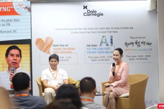 Cuộc đối thoại giữa ông Nguyễn Đức Tài – Chủ tịch HĐQT Thế giới di động và bà bà Nguyễn Trịnh Khánh Linh thu hút rất đông doanh nhân.