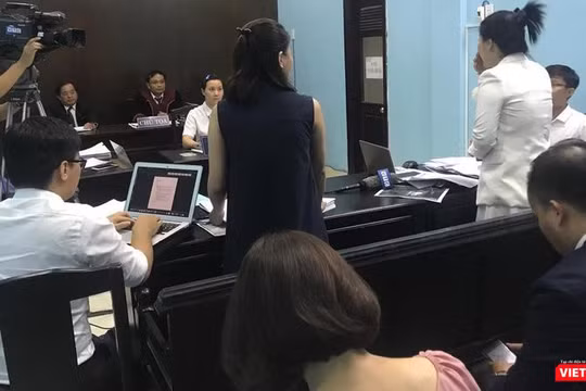 Đại diện Bệnh viện FV (áo đen) và bệnh nhân C (áo trắng) tranh luận căng thẳng tại phiên tòa.