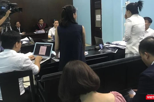 Đại diện Bệnh viện FV (áo đen) và bệnh nhân C (áo trắng) tranh luận căng thẳng tại phiên tòa.