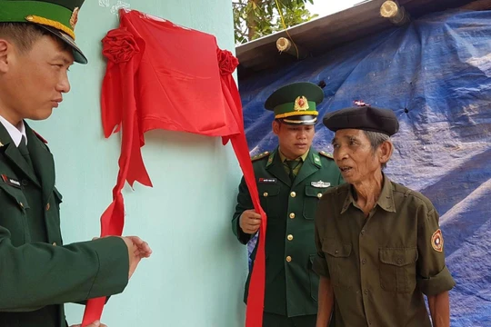 Người dân nghèo xúc động đón căn nhà mới vừa được trao tặng 