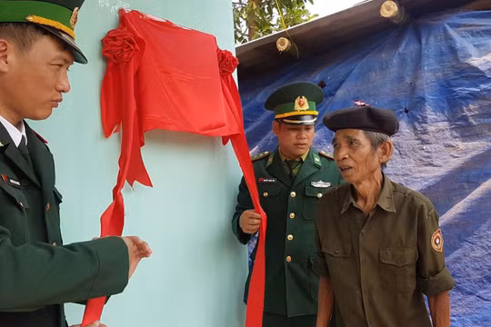 Người dân nghèo xúc động đón căn nhà mới vừa được trao tặng 