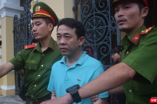 Bị cáo Nguyễn Minh Hùng bị áp tải tại tòa.