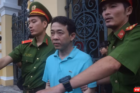 Bị cáo Nguyễn Minh Hùng bị áp giải về trại giam sau phiên tòa 