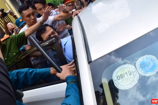 Ông Nguyễn Hữu Linh trong vòng vây ống kính khó khăn lắm mới lên được xe 