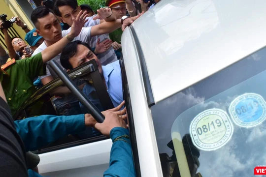 Ông Nguyễn Hữu Linh trong vòng vây ống kính khó khăn lắm mới lên được xe 