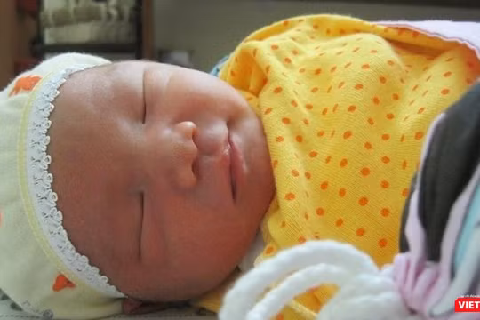 Con đến trên đời mang hạnh phúc, tiếng cười và niềm vui ngập tràn 