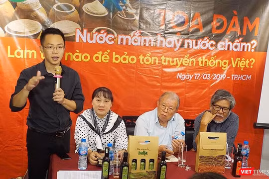 Tọa đàm “Nước mắm hay nước chấm – Làm thế nào để bảo tồn truyền thống Việt” chiều 17/3. Từ trái qua: Ông Hà Quốc Anh – giám đốc thương hiệu nước mắm Cá Linh BaKa; nghệ nhân ẩm thực Viên Trân, GS.TS Võ Tòng Xuân và nhà báo Nguyễn Trọng Chức.