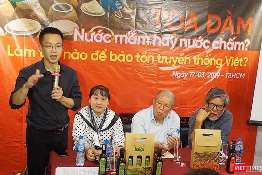 Tọa đàm “Nước mắm hay nước chấm – Làm thế nào để bảo tồn truyền thống Việt” chiều 17/3. Từ trái qua: Ông Hà Quốc Anh – giám đốc thương hiệu nước mắm Cá Linh BaKa; nghệ nhân ẩm thực Viên Trân, GS.TS Võ Tòng Xuân và nhà báo Nguyễn Trọng Chức.