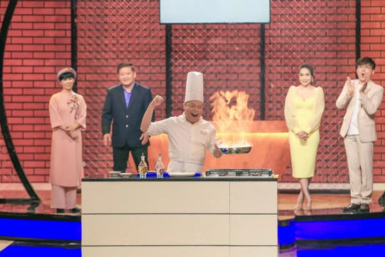 Giám khảo đang tạo lửa thị phạm, chef Jack Lee khiến người xem tròn mắt vì trình độ bậc thầy 