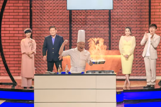 Giám khảo đang tạo lửa thị phạm, chef Jack Lee khiến người xem tròn mắt vì trình độ bậc thầy 