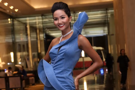Hoa hậu H'Hen Niê xuất hiện rạng rỡ 