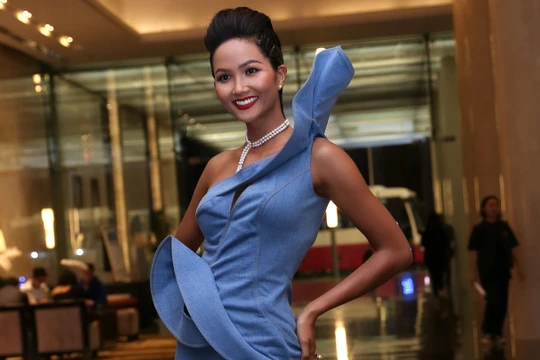 Hoa hậu H'Hen Niê xuất hiện rạng rỡ 