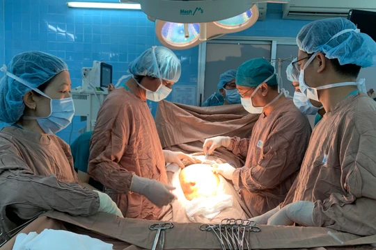 BS. Nguyễn Văn Tiến, Trưởng khoa Ngoại 1 và các BS trong kíp mổ của một ca phẫu thuật đặc biệt xử lý khối u khủng tại BV Ung bướu TP. Hồ Chí Minh