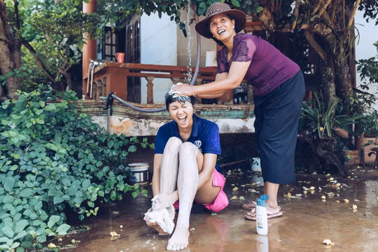 Hoa hậu H'Hen Niê cười sung sướng được mẹ tắm gội 