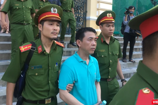 Bị cáo Nguyễn Minh Hùng rời tòa sau phiên xử chiều 25/9 