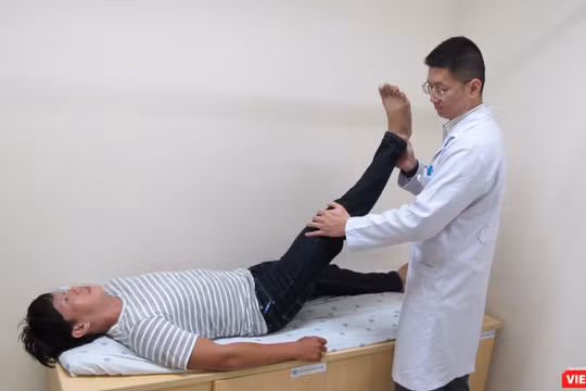 Bác sĩ BV Đại học Y Dược đang thăm khám cho bệnh nhân thoái hóa cột sống 