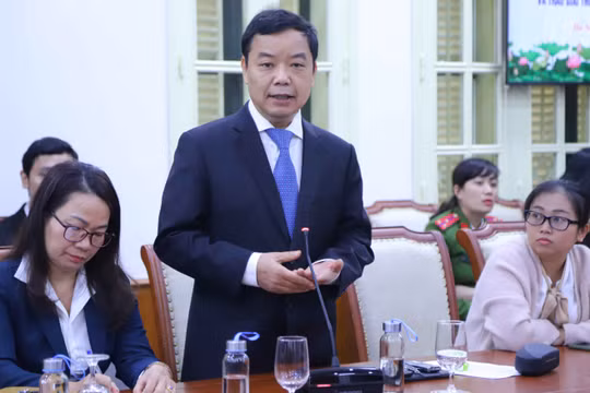 Ông Nguyễn Văn Phước, Giám đốc First News nhận giải thưởng của Bộ VHTT&DL vì đã có thành tích xuất sắc trong phát triển văn hóa đọc.