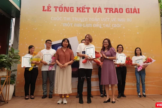 Nhà văn Nguyễn Ngọc Tư (bên trái) xuất hiện tại TP.HCM trao giải cho các cây viết "Một nửa làm đầy thế giới" 