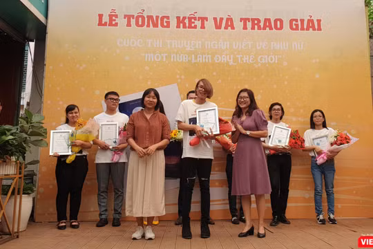 Nhà văn Nguyễn Ngọc Tư (bên trái) xuất hiện tại TP.HCM trao giải cho các cây viết "Một nửa làm đầy thế giới" 