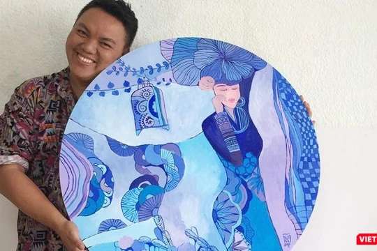 Họa sĩ Hà Hùng Dũng bên một bức tranh gốc 