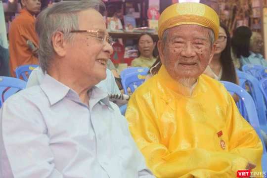 Nhà nghiên cứu 98 tuổi Nguyễn Đình Tư (mặc áo dài màu vàng) bên cạnh ông Nguyễn Quyết Thắng, người đại diện gia đình quản lý 120 đầu sách của học giả Nguyễn Hiến Lê 