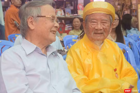 Nhà nghiên cứu 98 tuổi Nguyễn Đình Tư (mặc áo dài màu vàng) bên cạnh ông Nguyễn Quyết Thắng, người đại diện gia đình quản lý 120 đầu sách của học giả Nguyễn Hiến Lê 